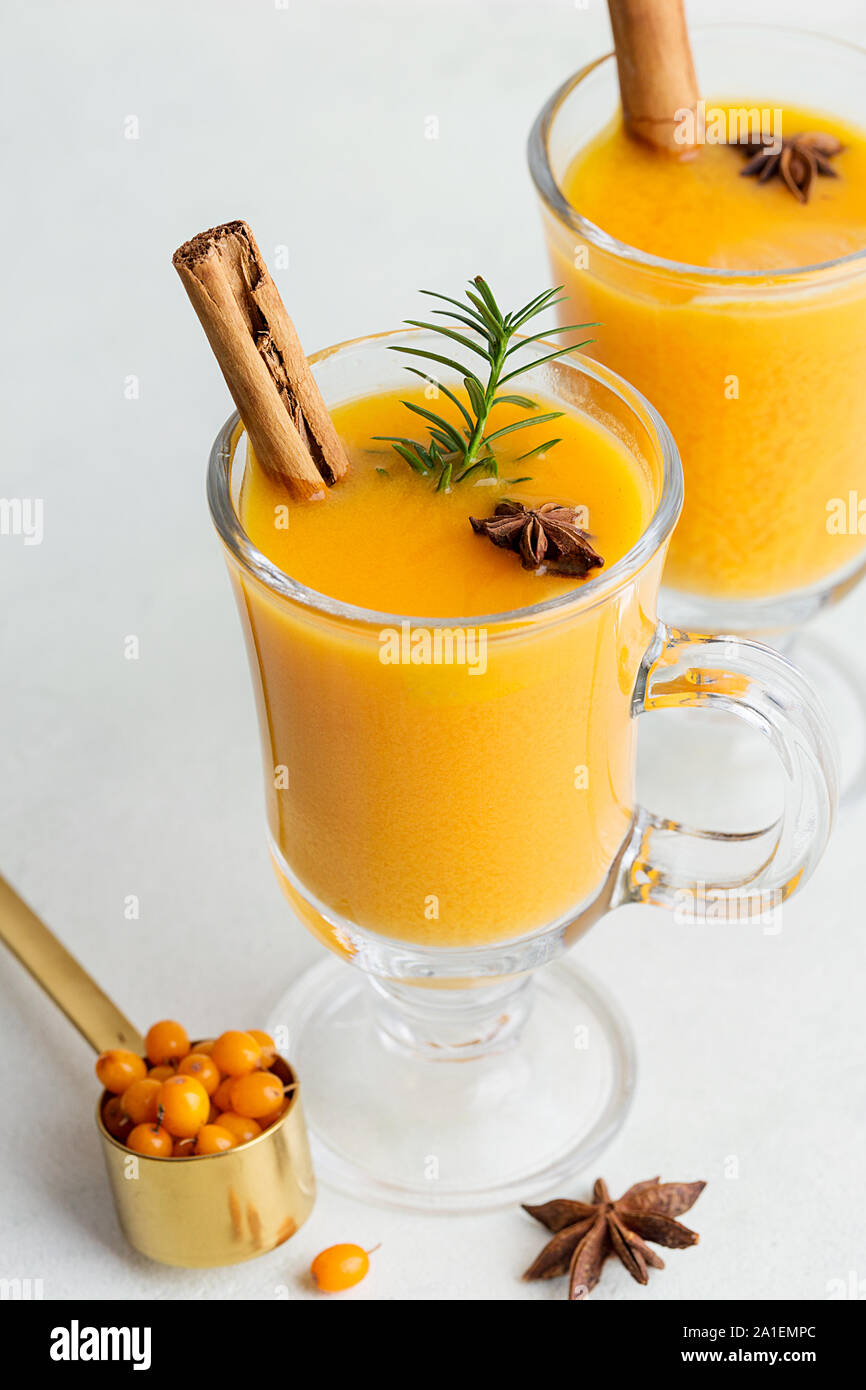 Connexions pour l'argousier thé avec la cannelle et rosemari en elle. Concept de boissons thanksgiving ou de noël. Vue latérale verticale pour la recette Banque D'Images Connexions pour l'argousier thé avec la cannelle et rosemari en elle. Concept de boissons thanksgiving ou de noël. Vue latérale verticale pour la recette Banque D'Images
