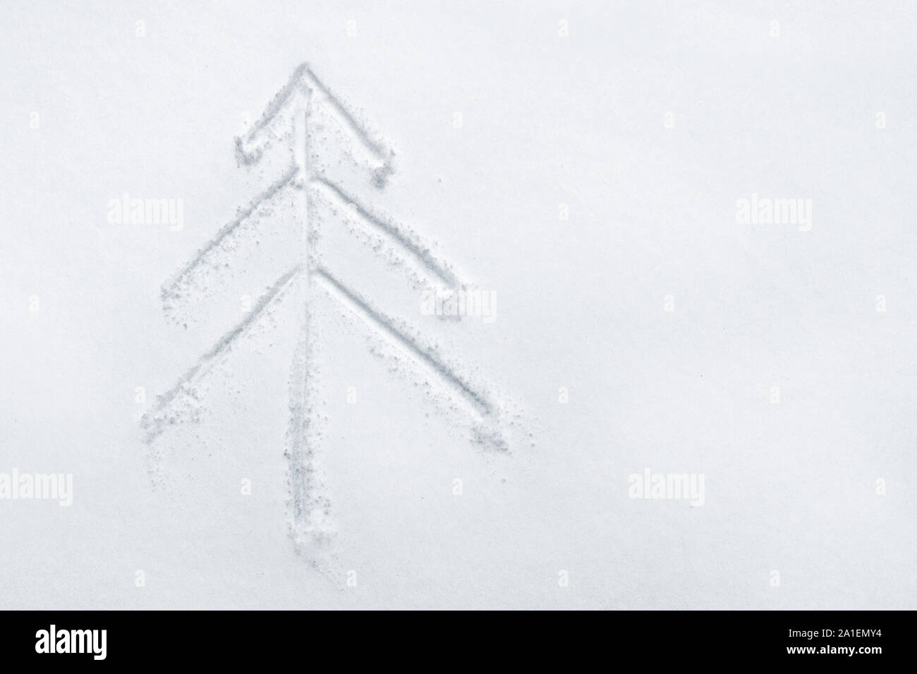 Contexte de l'arbre de Noël peints sur neige blanche. Copier l'espace. Arbre de Noël à la main s'appuyant sur la neige. Vue de dessus. Les vacances d'hiver, l'arrière-plan. S'appuyant sur la neige. Sapin dessiné sur la neige Banque D'Images