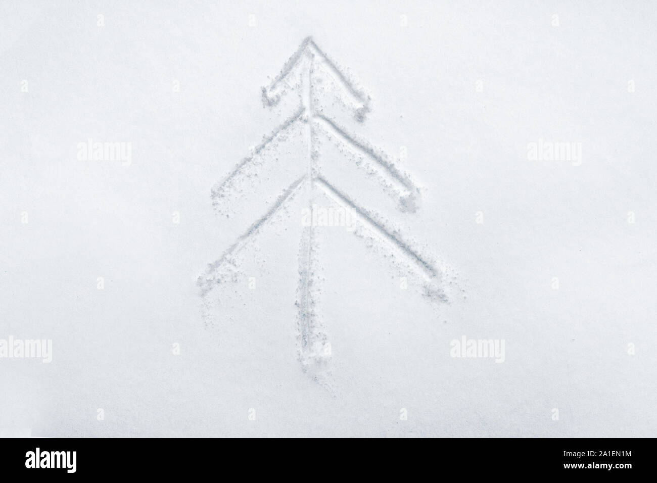 Tirée de l'arbre de Noël dans la neige avec un bâton. Pour le Nouvel An de l'arbre dessiné schématiquement. Graphiques de Noël. Concept des vacances d'hiver. La saison et la météo. Une partie de la série Banque D'Images