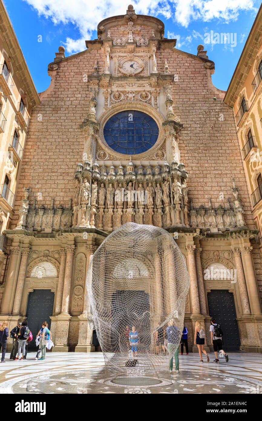 L'Abbaye de Santa Maria de Montserrat, cour extérieure avec des gens, Monterrat, Catalogne, Espagne Banque D'Images