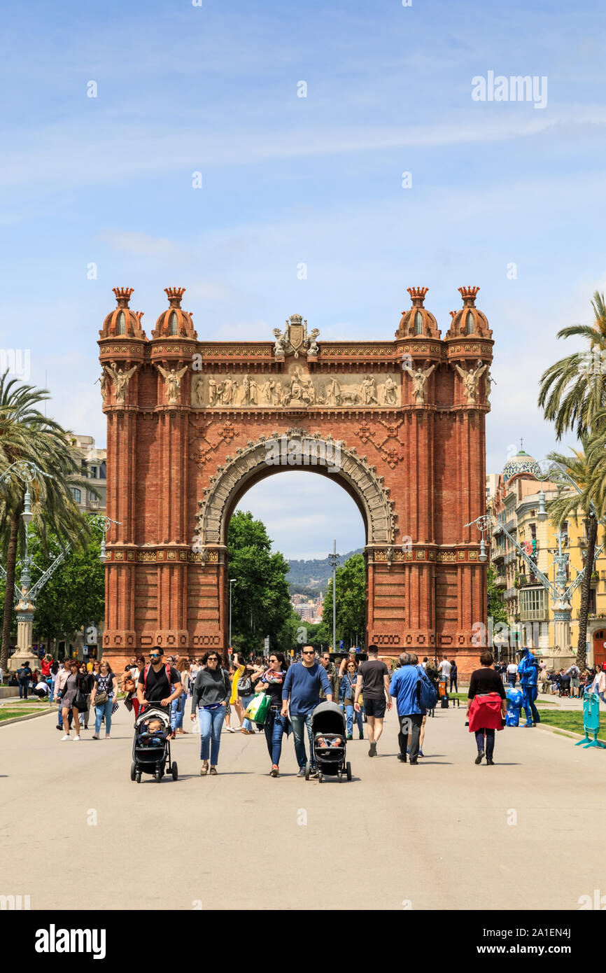 Les gens et les touristes à l'Arc de Triomf ou Arco de Triunfo Monument arch et le boulevard dans le soleil d'été, Barcelone, Espagne Banque D'Images
