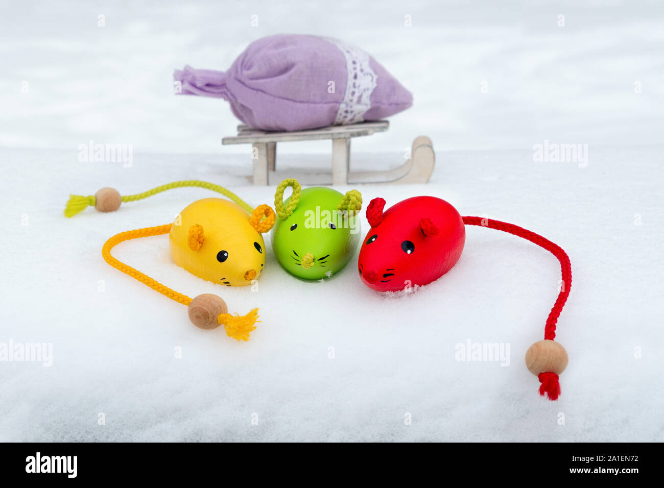 Nouvelle année 2020. Trois rats colorés avec un sac-cadeau sur le traîneau. La neige fond. Nouveau concept de l'année. contexte idée Ressources graphiques pour le nouvel an 2020. Fond blanc de la neige. Une partie de la série Banque D'Images