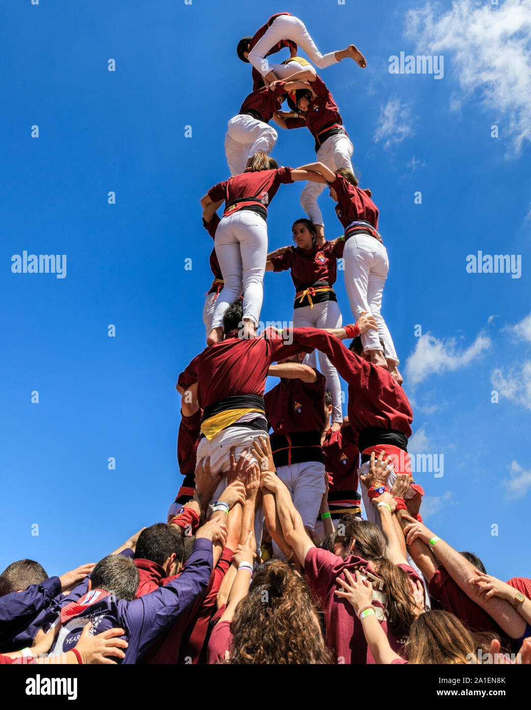 Les Castellers, la construction d'une tour humaine traditionnelle ou castell lors d'un festival en Catalonioa, Espagne Banque D'Images