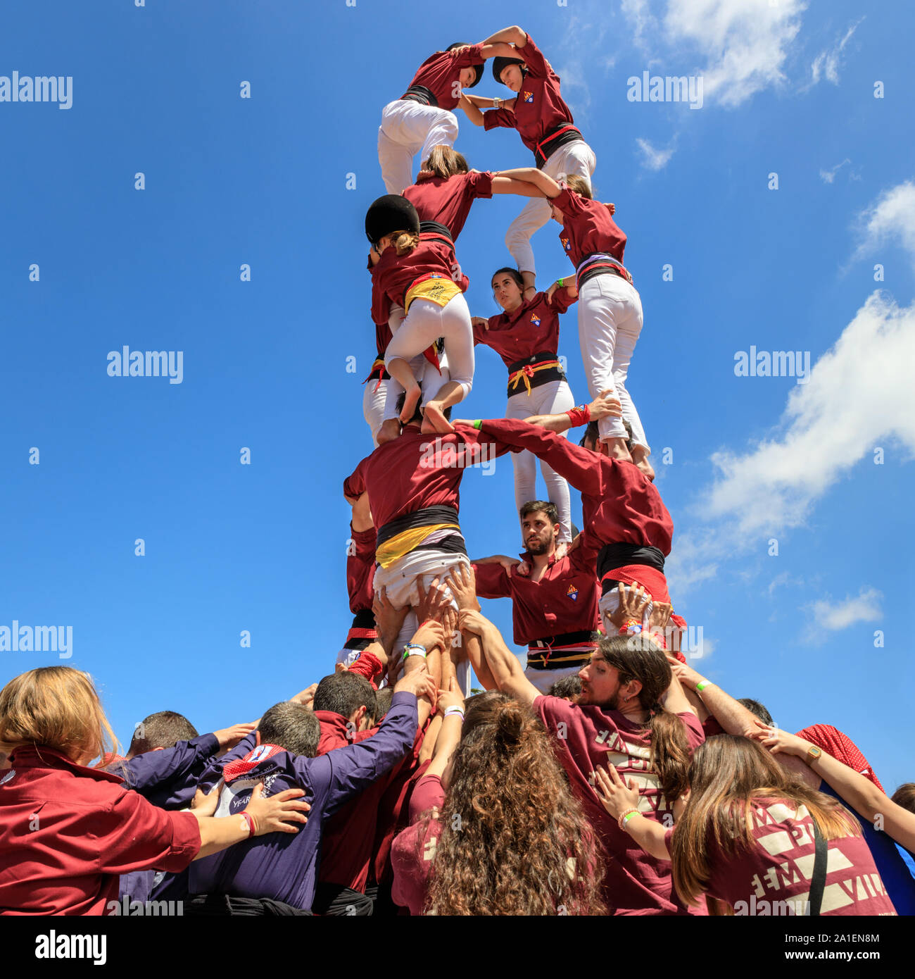 Les Castellers, la construction d'une tour humaine traditionnelle ou castell lors d'un festival en Catalonioa, Espagne Banque D'Images