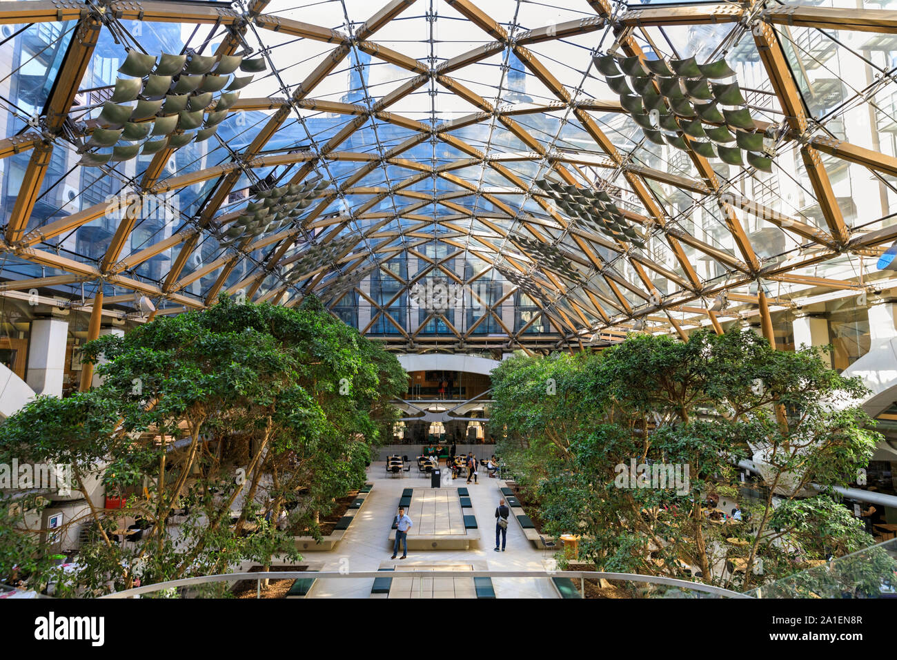 Vue de l'intérieur, la cour et les structure de verre toit de Portcullis House par Hopkins Architectes, partie de la succession parlementaire de Westminster, Londres, Banque D'Images