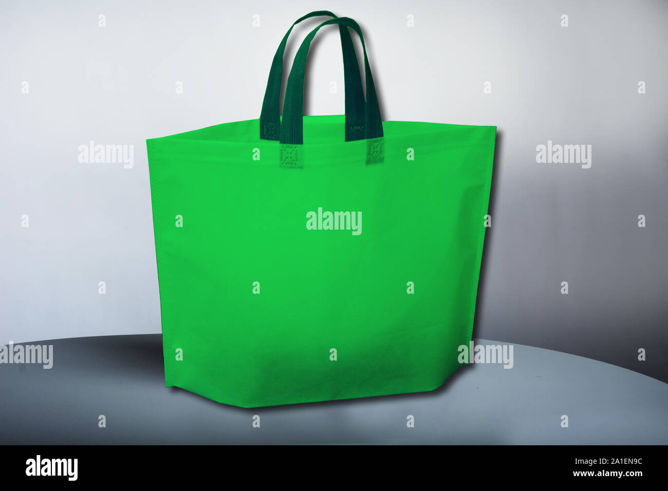 Poignée verte Sac Boucle Sacs non tissé pour le Shopping Banque D'Images
