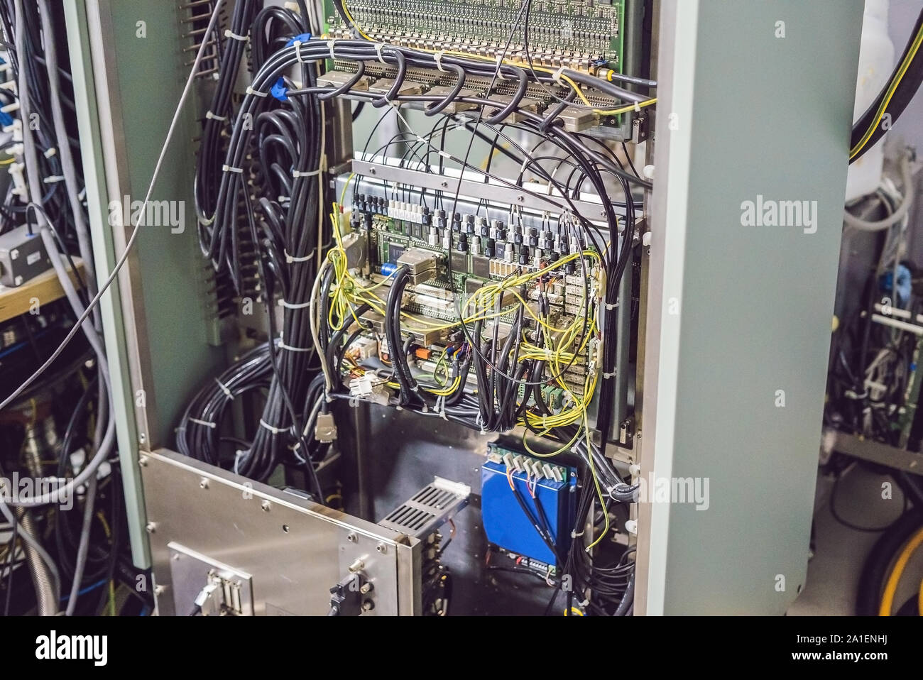 Panneaux de contrôle d'un microscope électronique à transmission dans un laboratoire scientifique. Banque D'Images