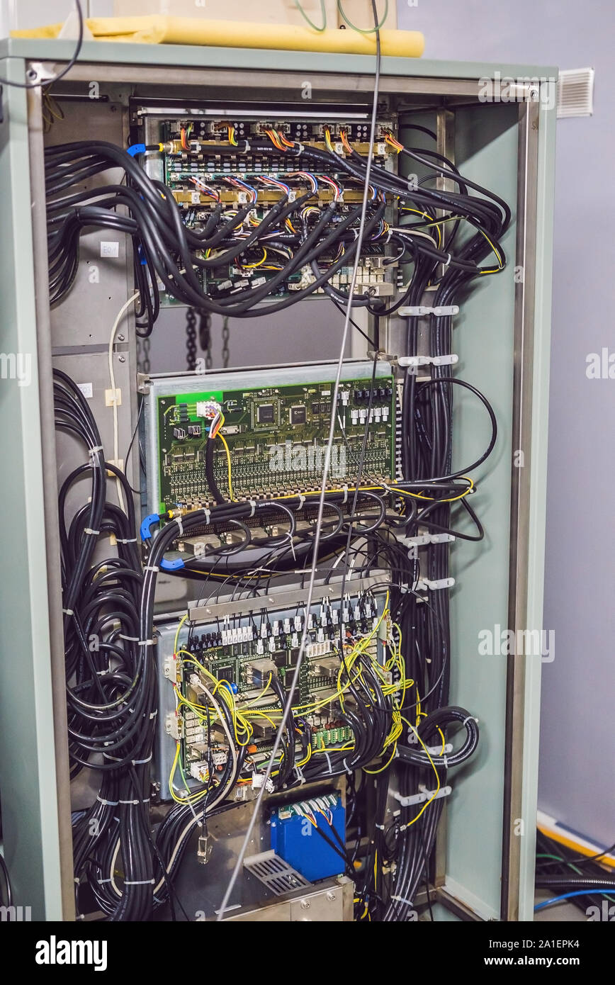 Panneaux de contrôle d'un microscope électronique à transmission dans un laboratoire scientifique. Banque D'Images