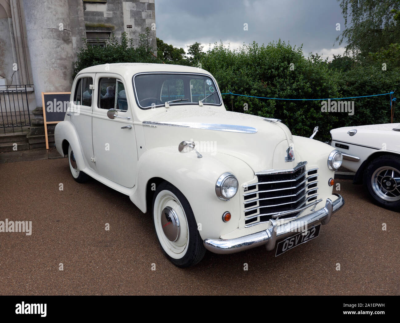 Les trois-quarts Vue de face d'une couleur crème, 1948, Vauxhall Velox, sur l'affichage à l'extérieur de l'hôtel particulier à Beckenham Place Park, Lewisham Banque D'Images