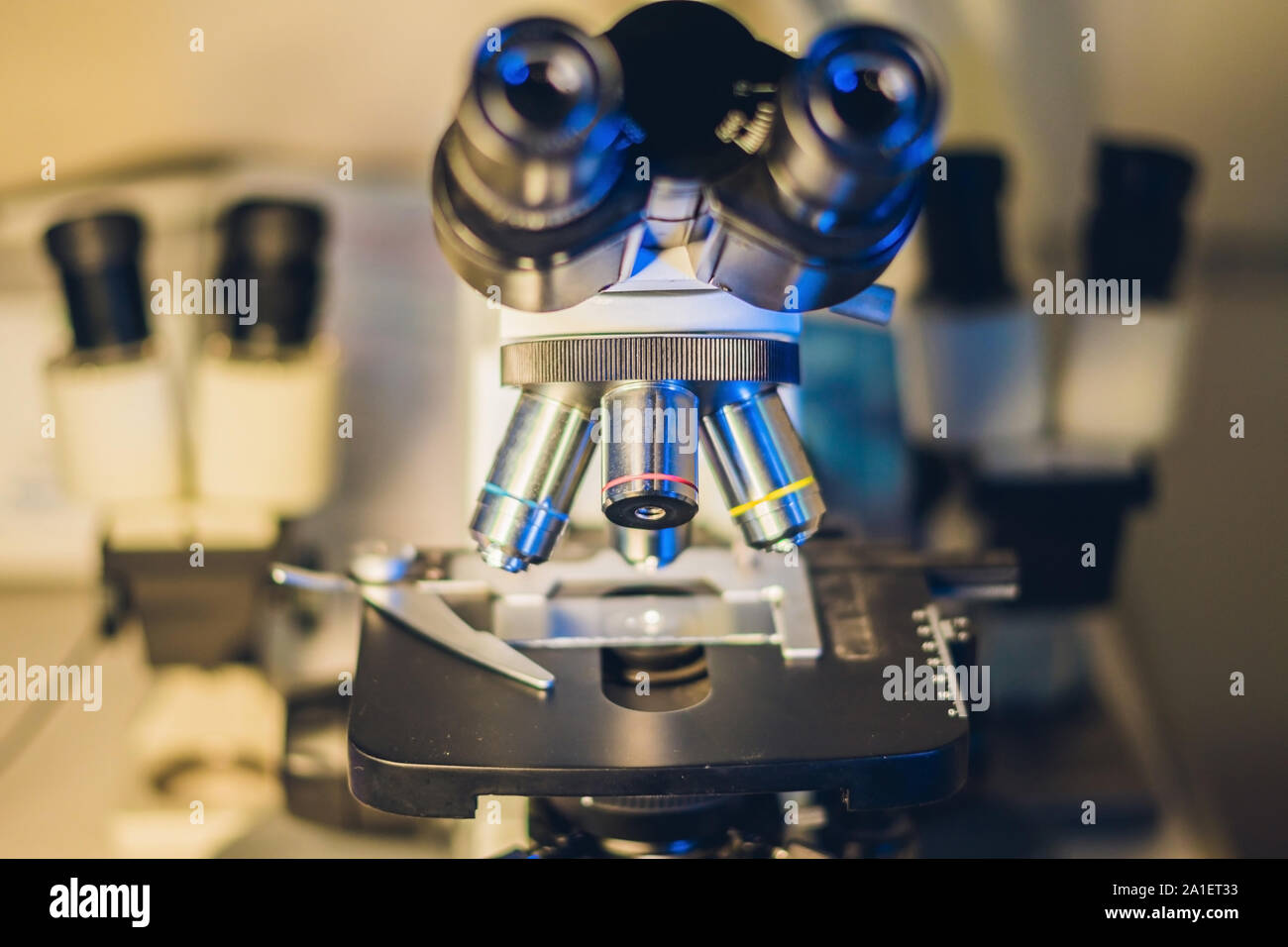 Microscope optique avec quatre différentes lentilles de l'objectif. Banque D'Images
