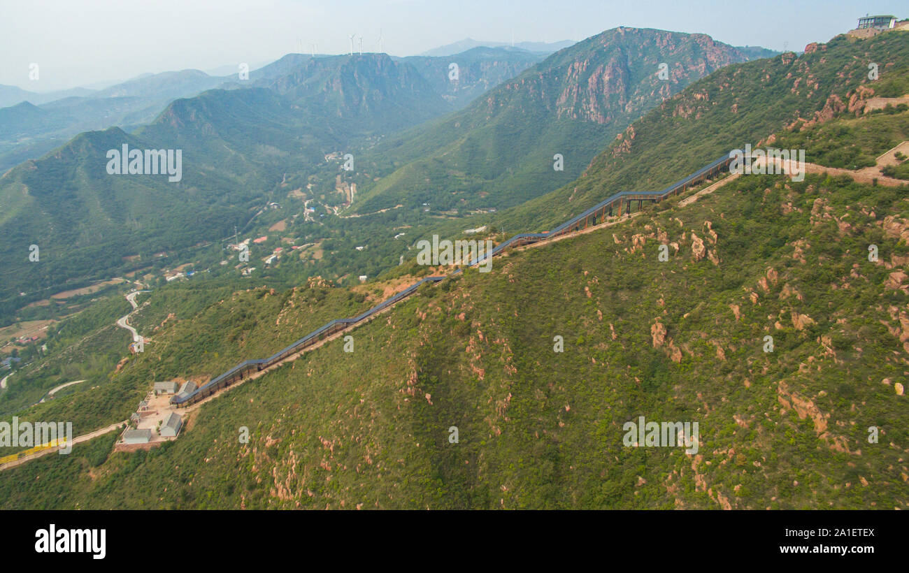 Henan, Henan, Chine. 26 Sep, 2019. Henan, Chine-photo aérienne prise le 25 septembre 2019 montre une route sinueuse de montagne dans l'escalator géant fuxi mountain, le centre de la Chine, la province du Henan.Il est rapporté que l'escalier se compose de six visites d'ascenseurs, d'une longueur totale de 518 mètres et une chute de 180 mètres.à partir du bas de l'échelle vers le ciel, comme un dragon géant planant au-dessus de la crête. Crédit : SIPA Asie/ZUMA/Alamy Fil Live News Banque D'Images