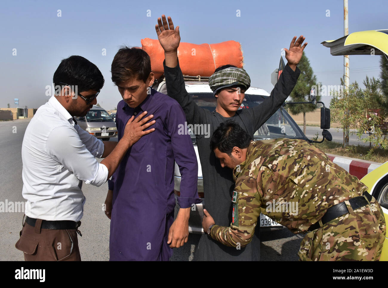 (190926) -- Mazar-I-Sharif, le 26 septembre 2019 (Xinhua) -- les membres des forces de sécurité afghane travailler à un poste de contrôle de sécurité en vue de la prochaine élection présidentielle dans la province de Balkh, dans le nord de l'Afghanistan, le 26 septembre 2019. Plus de 9 millions d'électeurs sont tenus de voter pendant l'élection, le 28 septembre. (Photo de Kawa Basharat/Xinhua) Banque D'Images