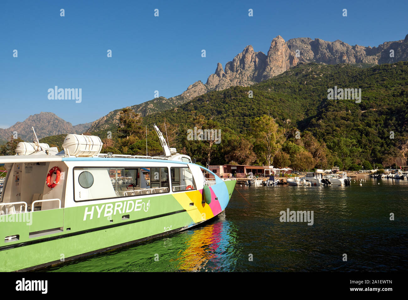 Bateau d'excursion hybride / hybride motorisé et Capu d'Orto à Marine de Porto / Porto marina Porto Ota, Golfe de Porto site classé au patrimoine mondial de l'UNESCO en Corse. Banque D'Images