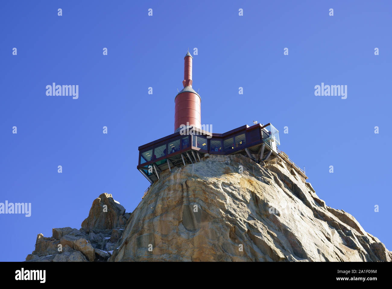 Sommet de l'Aiguille du Midi 3 842 m, 12 605 ft. Haut de la montagne avec une passerelle en verre dans le massif du Mont Blanc dans les Alpes françaises. Banque D'Images