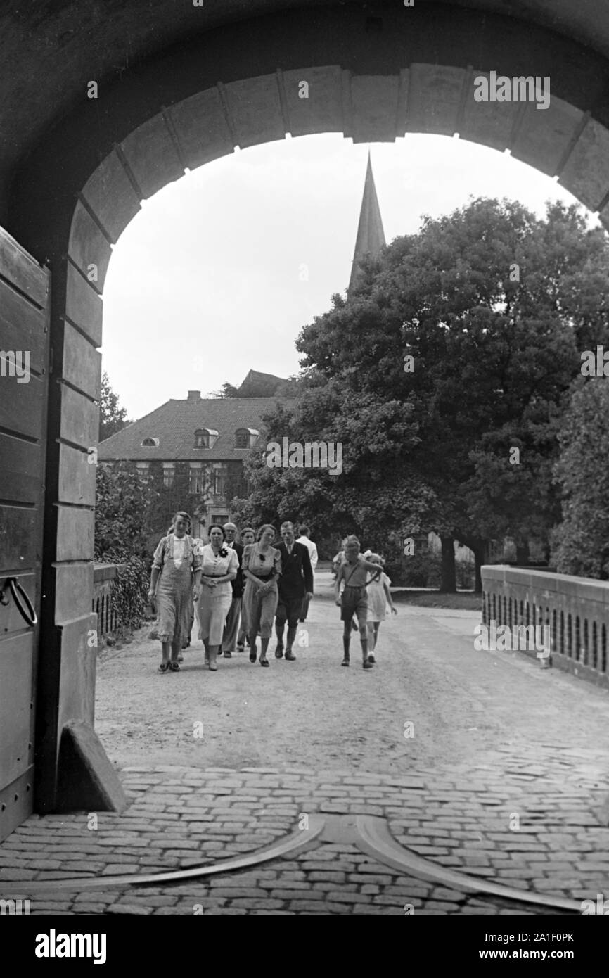 Spazieren Menschen durch ein Tor dans einen Schlosshof, Deutschland 1939. Les gens se promener à travers une porte à la cour d'un château, Allemagne 1939. Banque D'Images