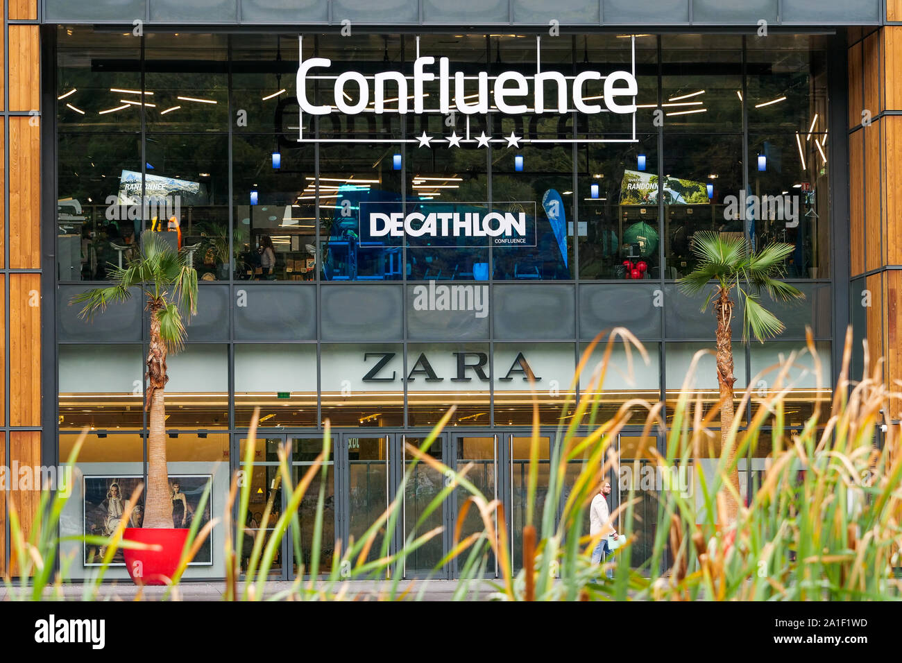 Décathlon et Zara entreprises signent une confluence, Centre Commercial,  quartier Confluence, Lyon, France Photo Stock - Alamy