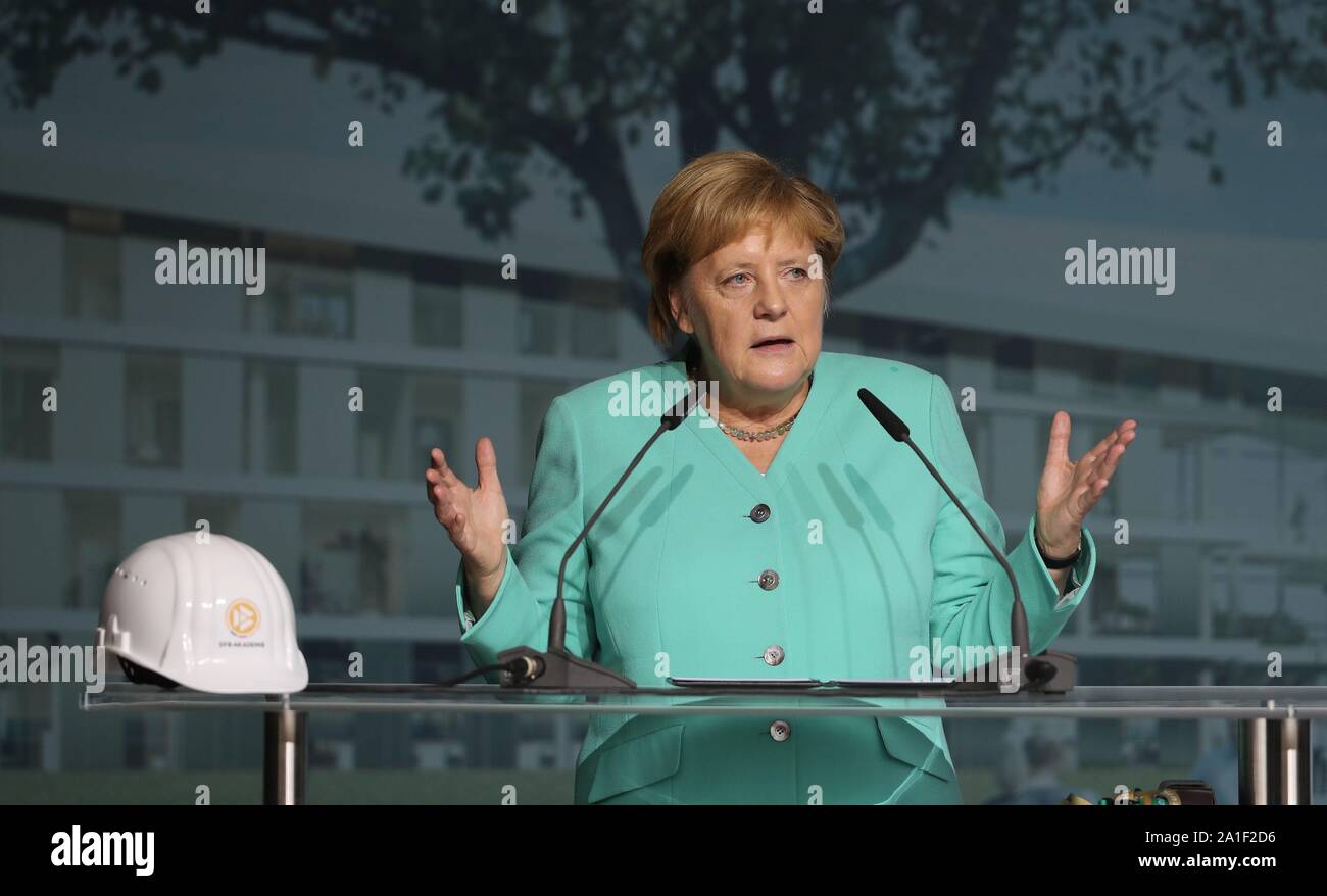 Firo : 26.09.2019, football, DFB, Association allemande de football, saison 2019/2020, pose de la première pierre pour la nouvelle saison et son académie, DFB motifs dans Frankfurt-Niederrad chancelier Dr. Ing. Angela Merkel, à l'utilisation dans le monde entier | lutrin Banque D'Images