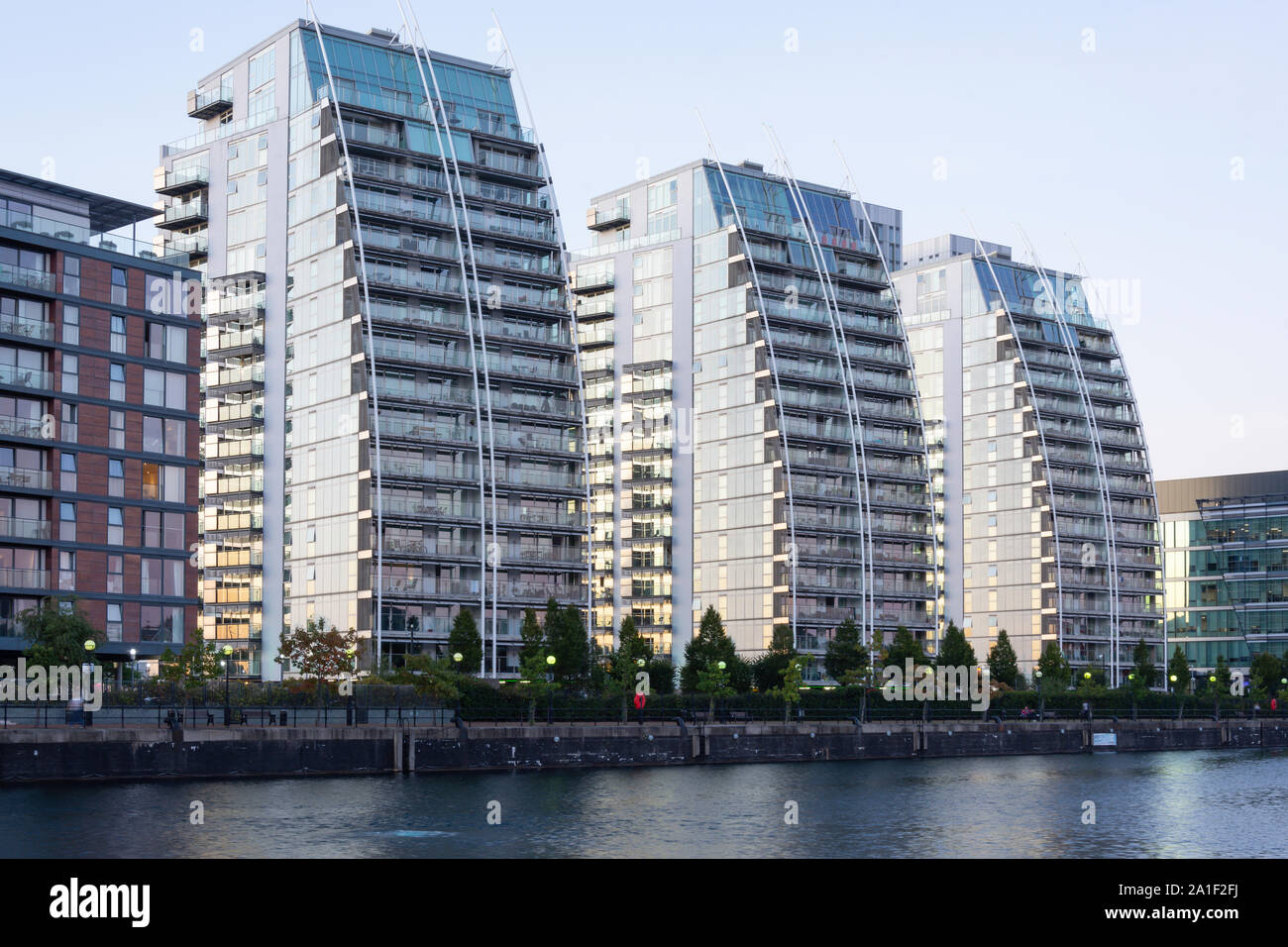 L'NV des tours d'habitation au crépuscule, Salford Quays, Salford, Manchester, Greater Manchester, Angleterre, Royaume-Uni Banque D'Images