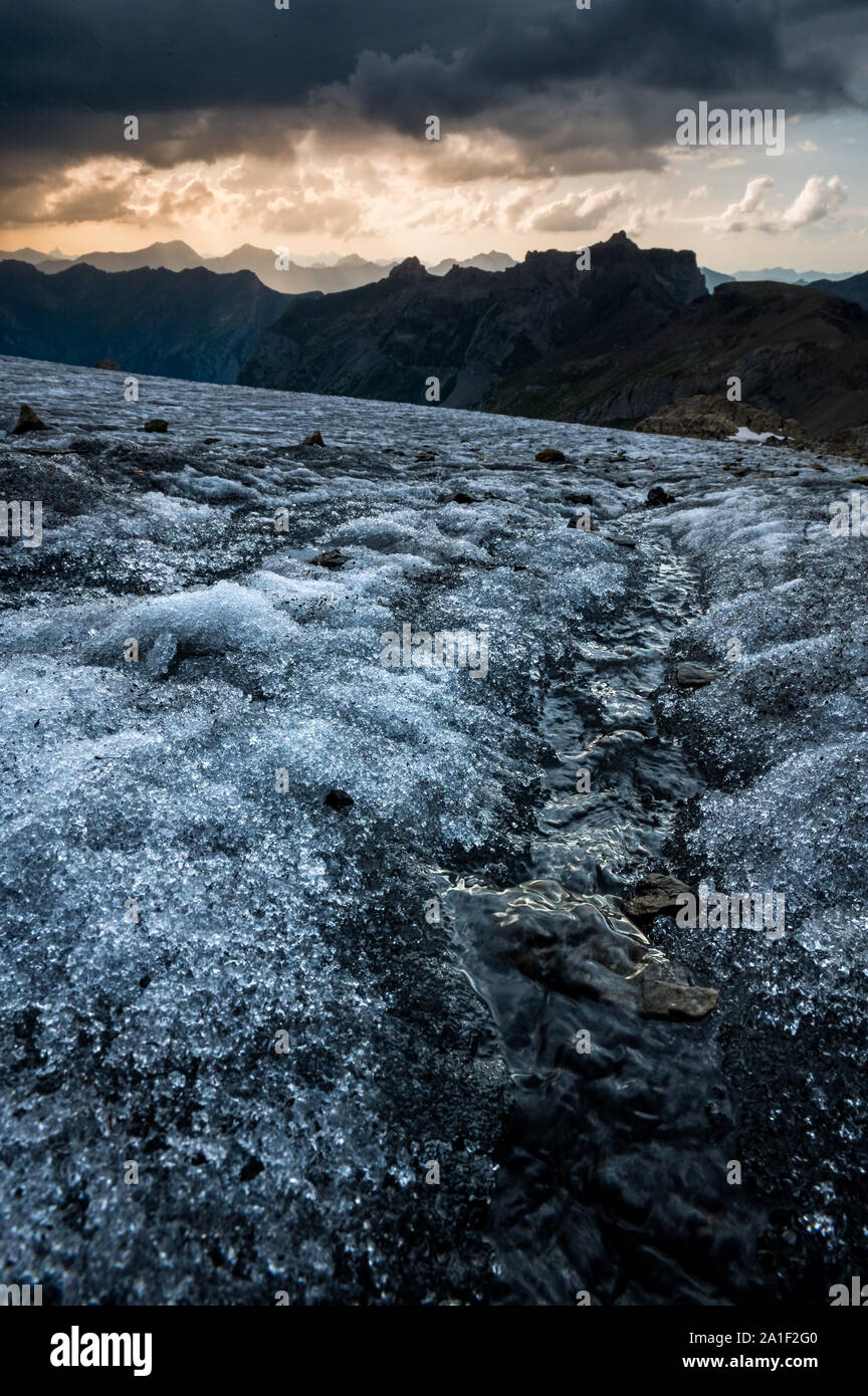 Glaciertongue de Blümlisalpgletscher Blüemlisalphütte en sac à la lumière de l'après-midi dramatique Banque D'Images