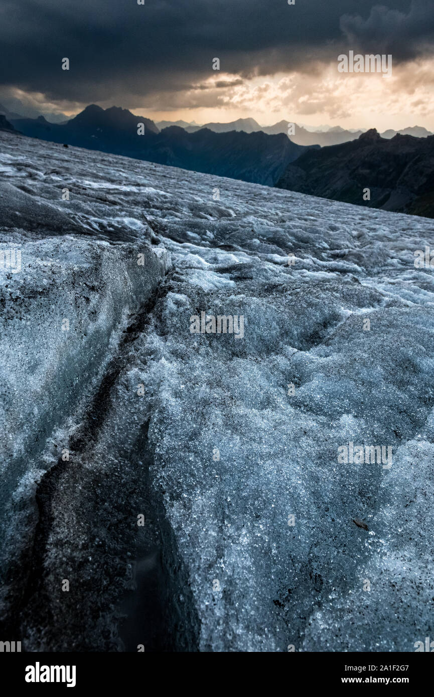 Glaciertongue de Blümlisalpgletscher Blüemlisalphütte en sac à la lumière de l'après-midi dramatique Banque D'Images