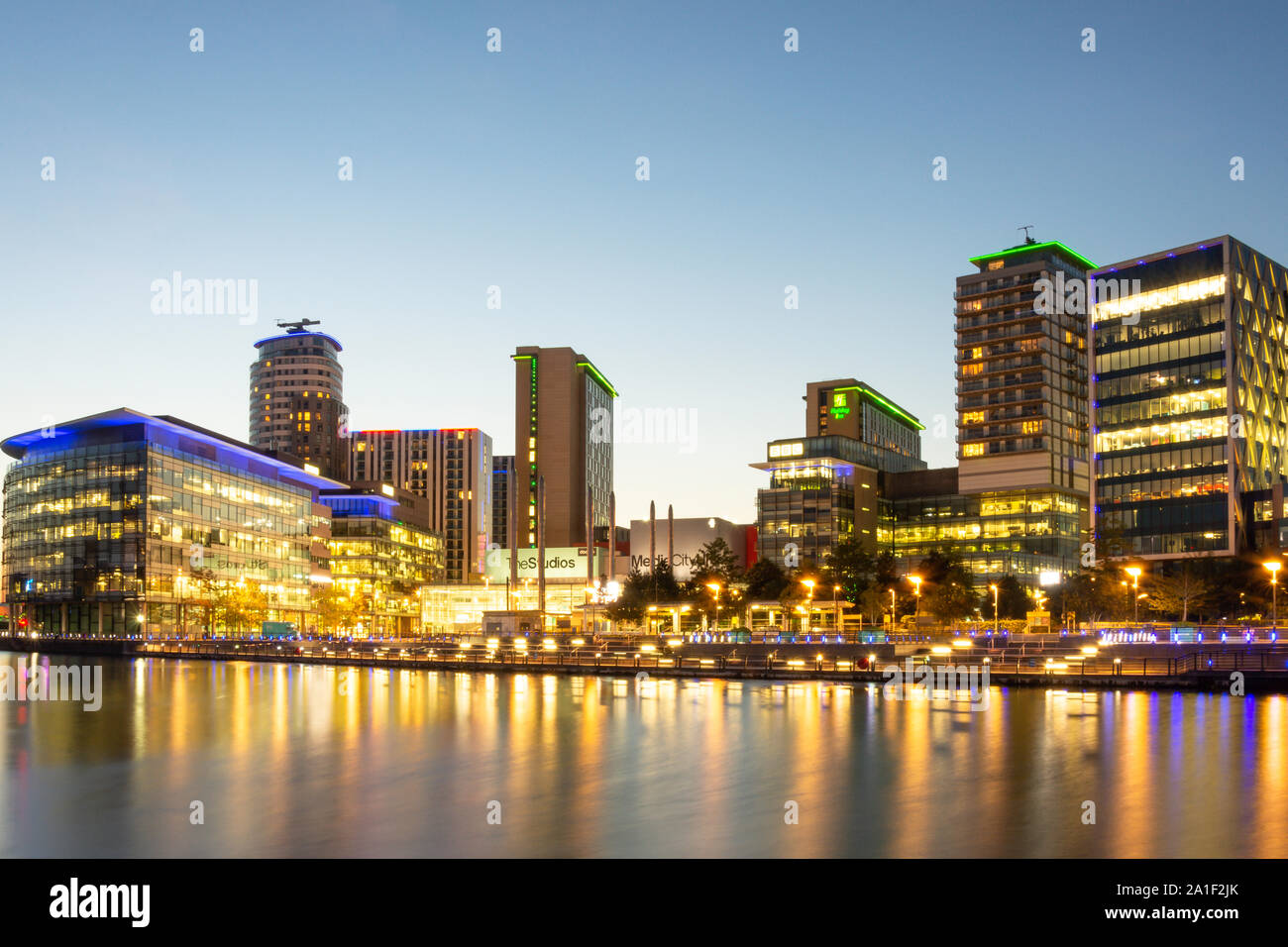 Les studios de MediaCityUK au crépuscule, Salford Quays, Salford, Greater Manchester, Angleterre, Royaume-Uni Banque D'Images