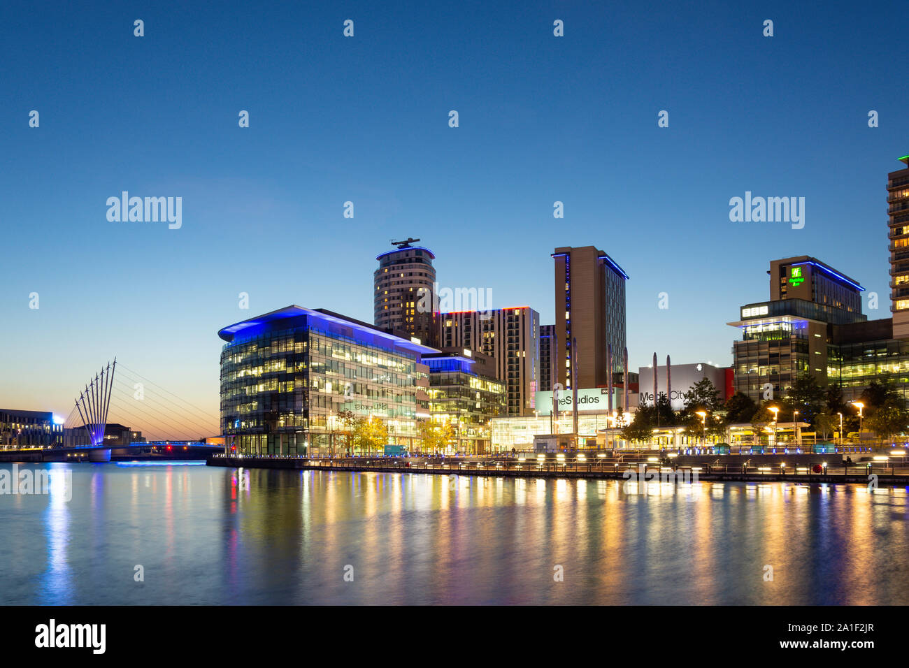 Les studios de MediaCityUK au crépuscule, Salford Quays, Salford, Greater Manchester, Angleterre, Royaume-Uni Banque D'Images