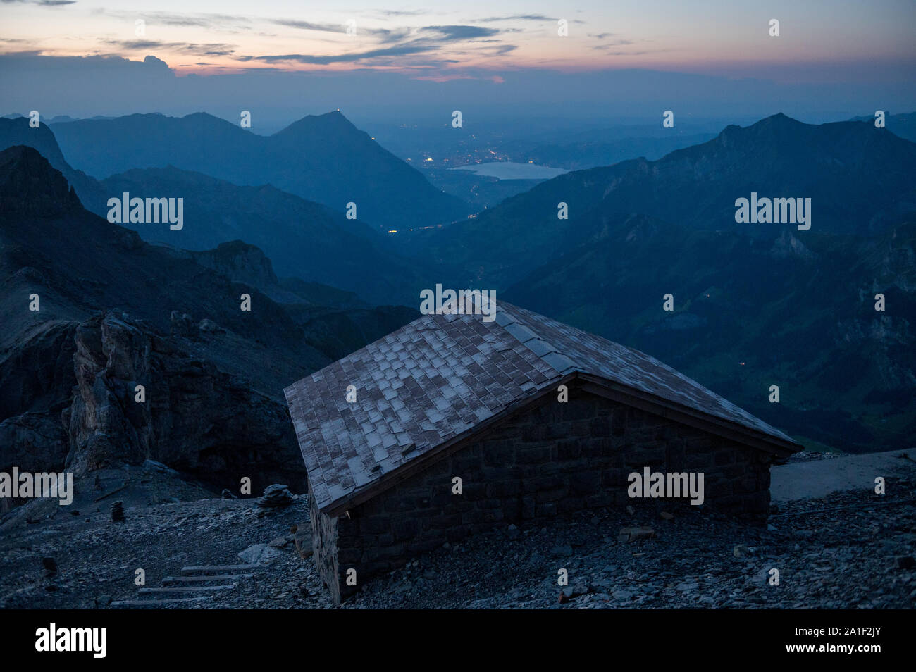 Vue sur le lac de Thoune et Thun au coucher du soleil Banque D'Images