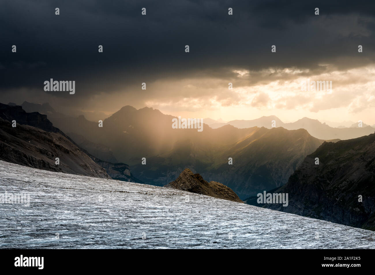 Glaciertongue de Blümlisalpgletscher Blüemlisalphütte en sac à la lumière de l'après-midi dramatique Banque D'Images