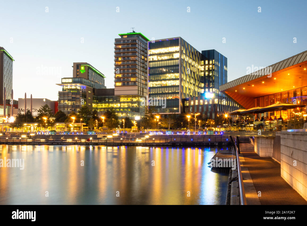 Les studios de MediaCityUK au crépuscule, Salford Quays, Salford, Greater Manchester, Angleterre, Royaume-Uni Banque D'Images