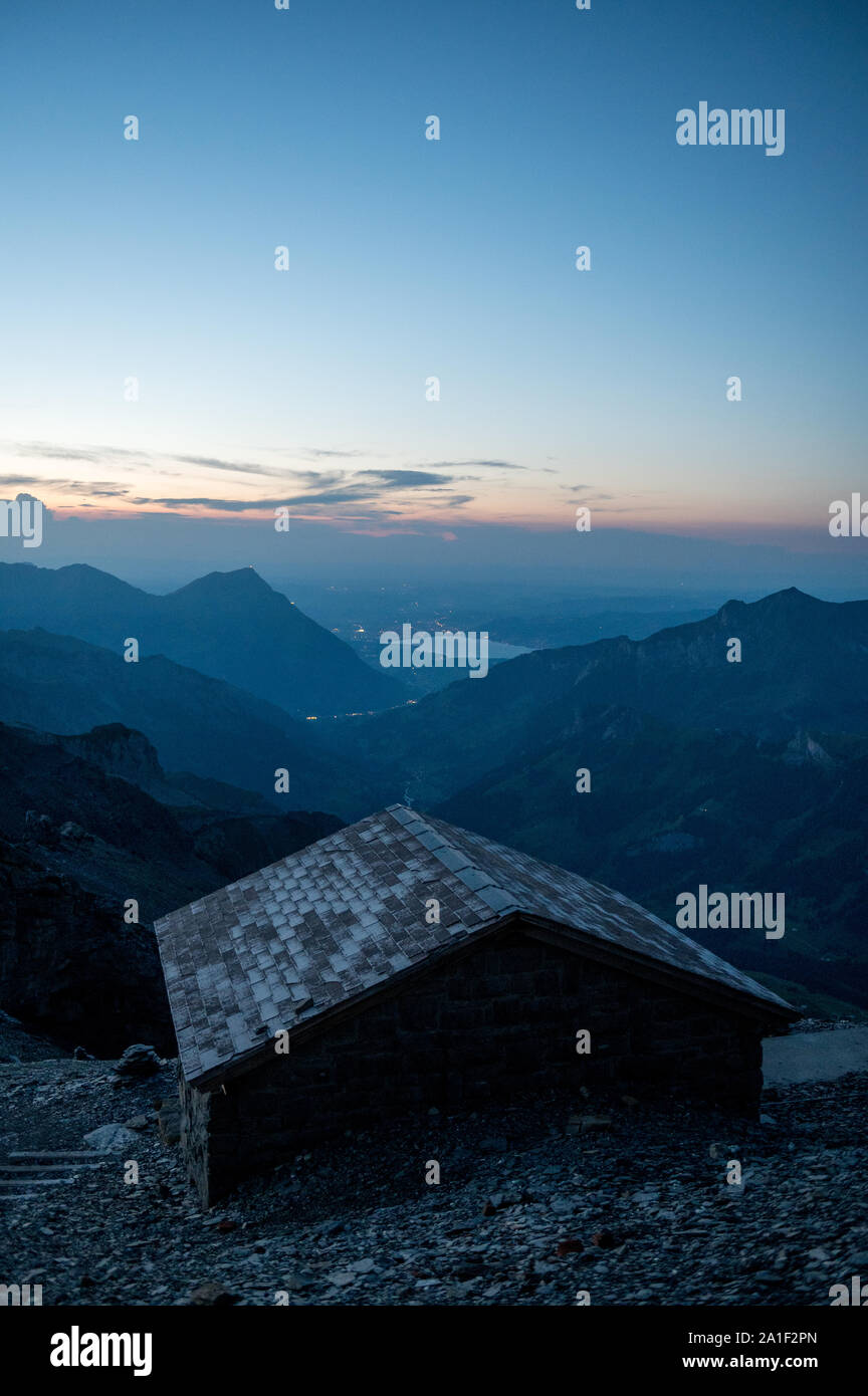 Vue sur le lac de Thoune et Thun au coucher du soleil Banque D'Images