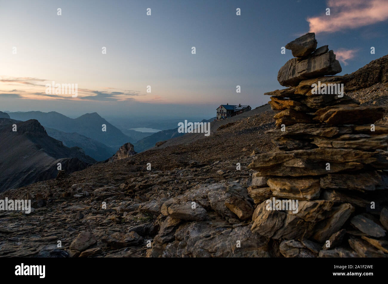 SAC Blüemlisalphütte au coucher du soleil en été Banque D'Images