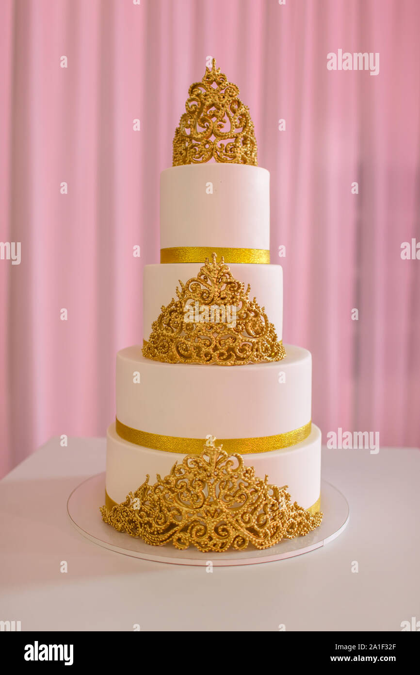 Gateau De Mariage Sur Le Tableau Blanc 3 Niveaux Couverts De L Ivoire Du Fondant Pulverises Avec Pulverisation D Or Et De Perles Roses En Pate A Sucre Gateau De Mariage D Or Photo Stock