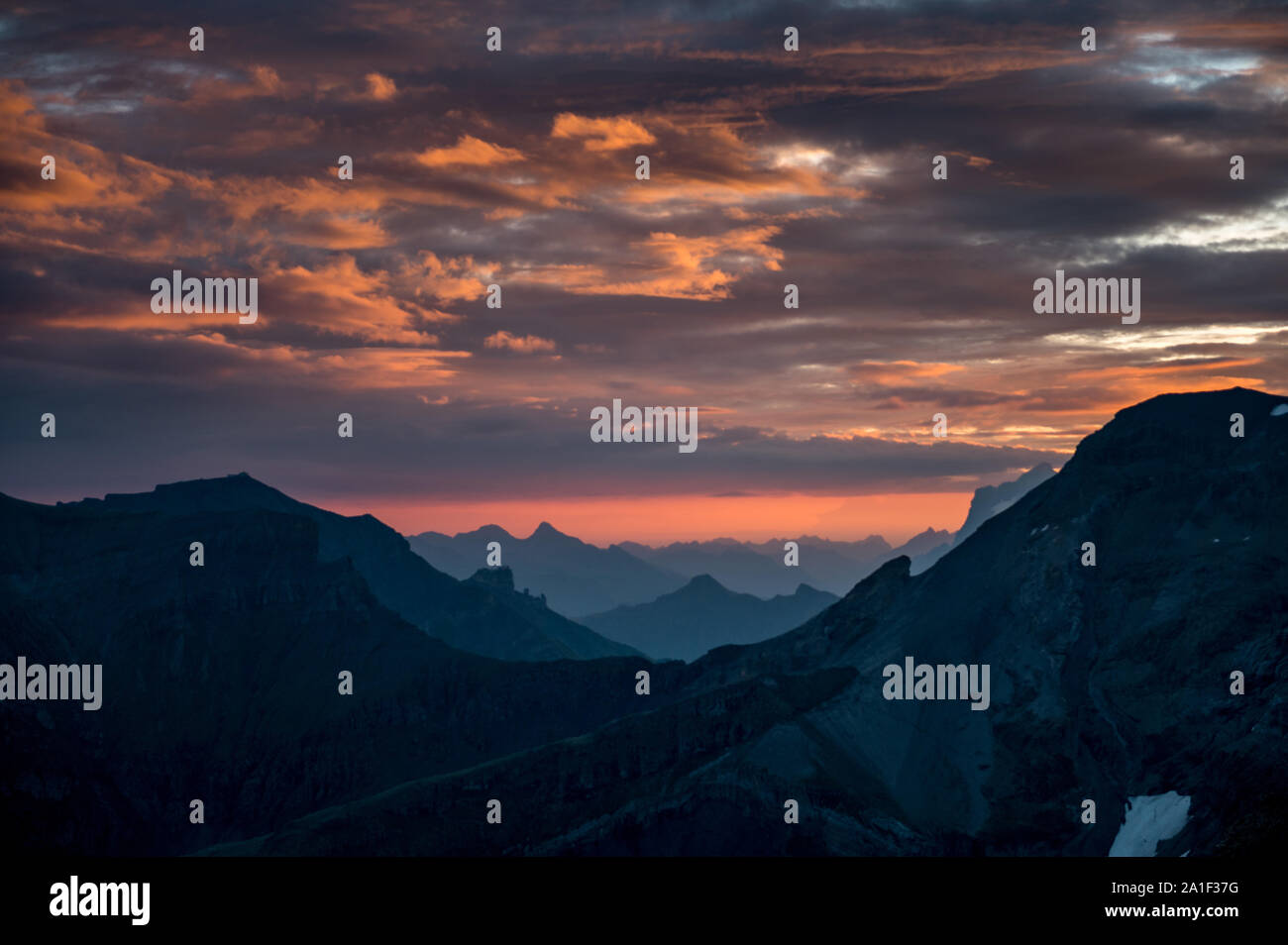 Lever du soleil à l'humeur Blümlisalphütte SAC dans les Alpes Bernoises Banque D'Images