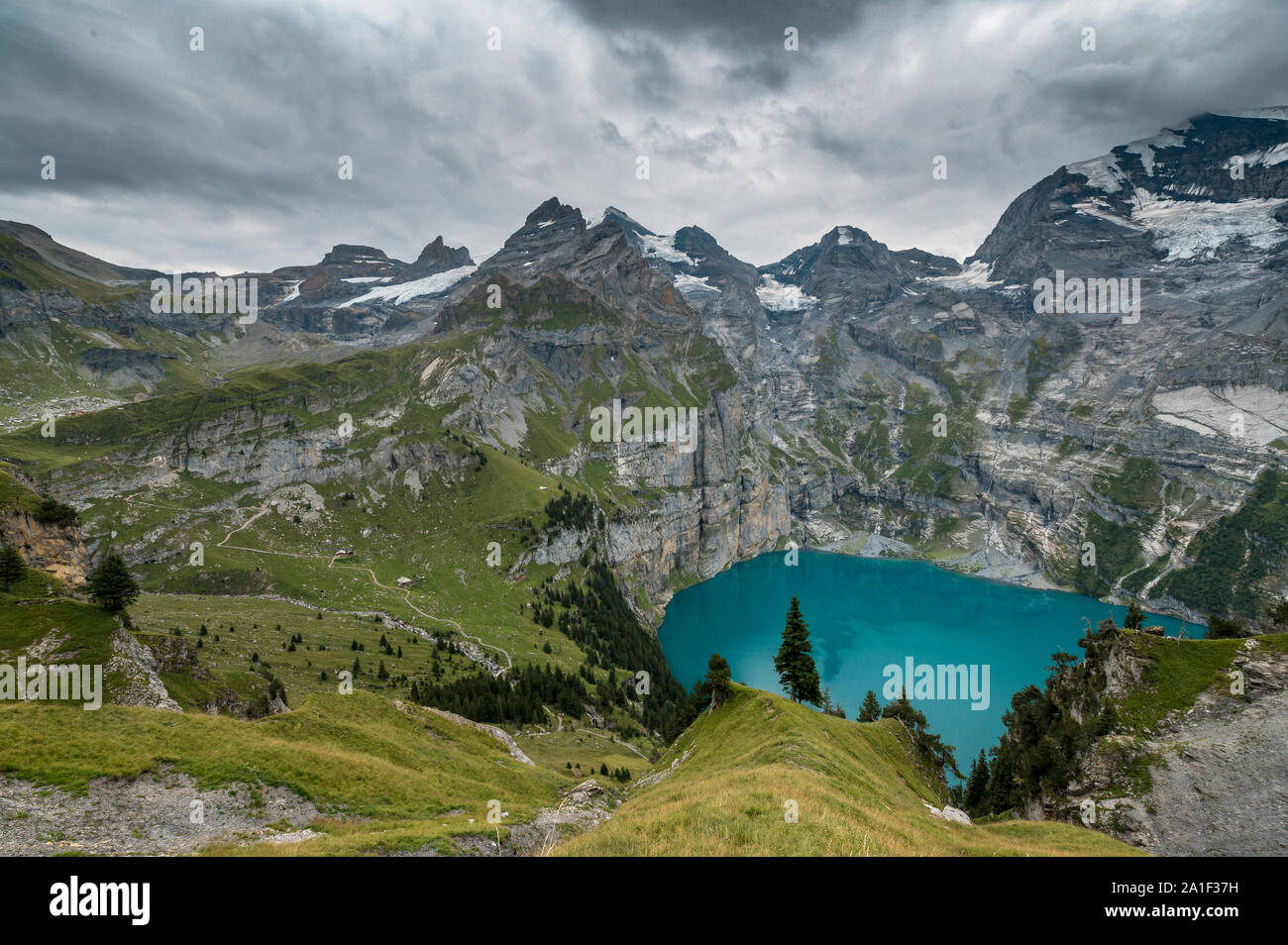 Vue sur Lac turquoise l'Oeschinensee du haut dans les Alpes Suisses Banque D'Images