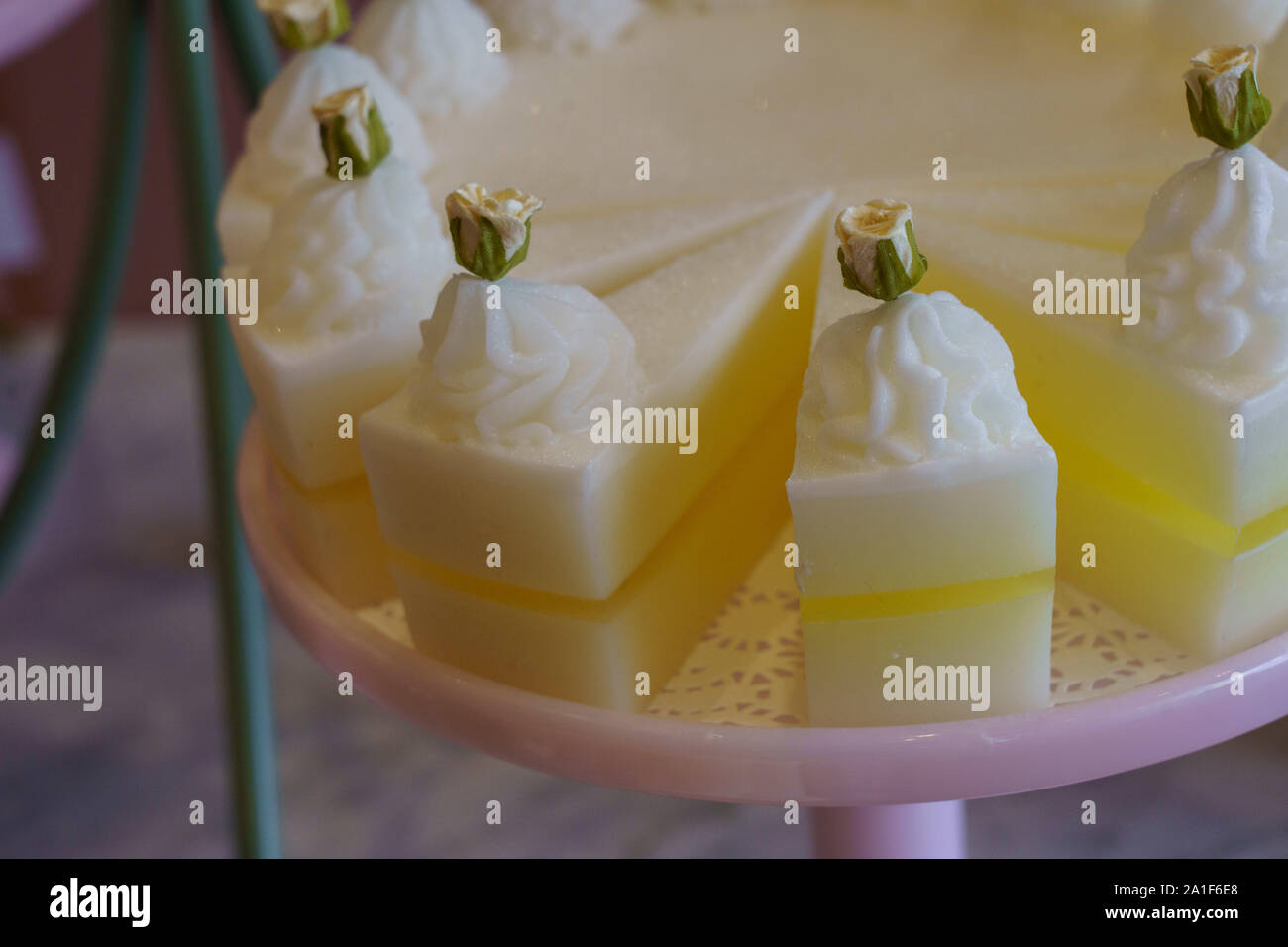 Tranches De Gateau Au Savon De Citron Fizz Exposees Dans Le Yorkshire Soap Company Shop James Street Harrogate North Yorkshire Angleterre Royaume Uni Photo Stock Alamy