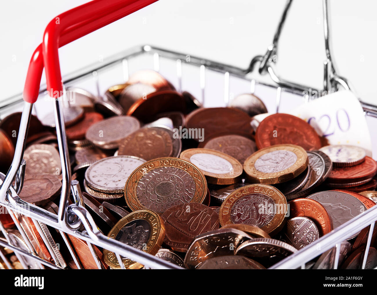 Panier rempli de pièces de monnaie Banque D'Images