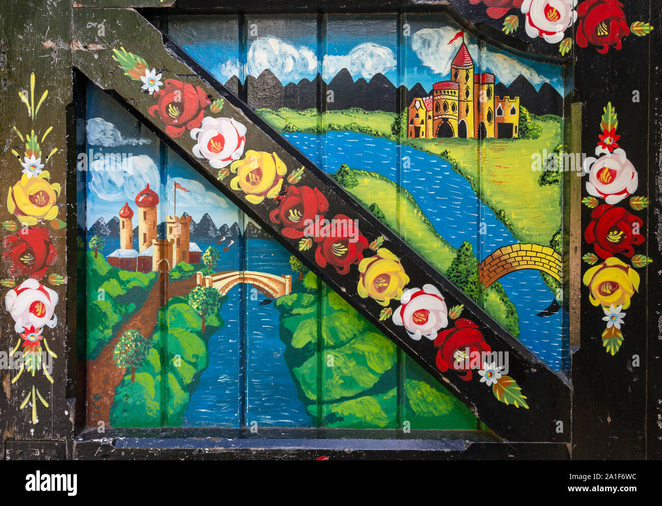 Porte peinte à Llangollen, Denbighshire, Wales, Royaume-Uni. L'art populaire. Banque D'Images