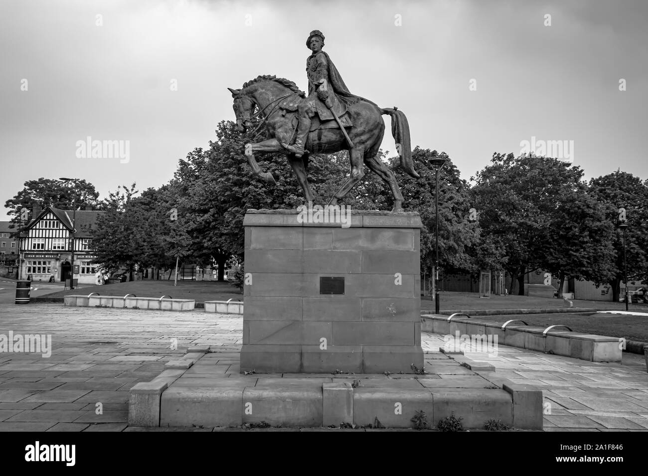 Statue en bronze coulé de Bonnie Prince Charlie à cheval portant redingote et épée,cheval a une jambe levée,Vert Cathédrale Derby UK Banque D'Images