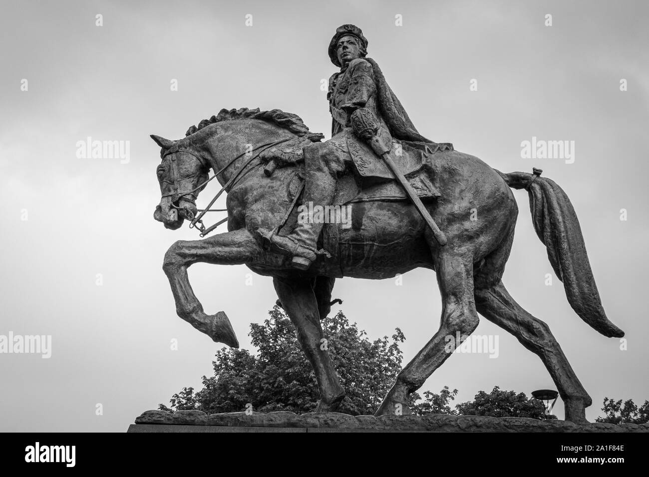 Statue en bronze coulé de Bonnie Prince Charlie à cheval portant redingote et épée,cheval a une jambe levée,Vert Cathédrale Derby UK Banque D'Images