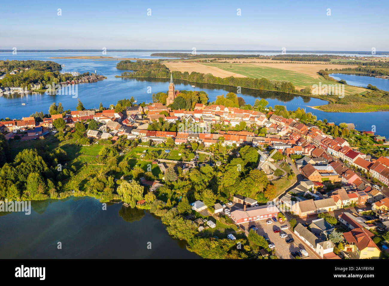 Tir de drone, vue aérienne sur la ville de Röbel, lac Mönchteich en face, église Sainte-Marie au centre, lac Mueritz, Mecklembourg-Poméranie-Occidentale, Allemagne Banque D'Images