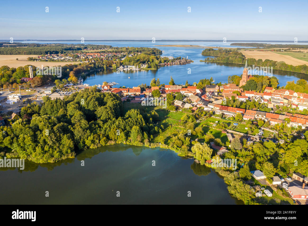 Tir de drone, vue aérienne sur la ville de Röbel, lac Mönchteich en face, église Sainte-Marie au centre, lac Mueritz, Mecklembourg-Poméranie-Occidentale, Allemagne Banque D'Images