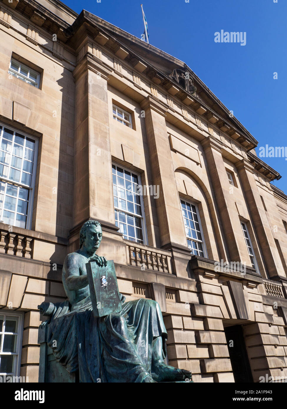 Statue du philosophe David Hume au bâtiment de la Haute Cour sur Lawnmarket le Royal Mile Edinburgh Scotland Banque D'Images