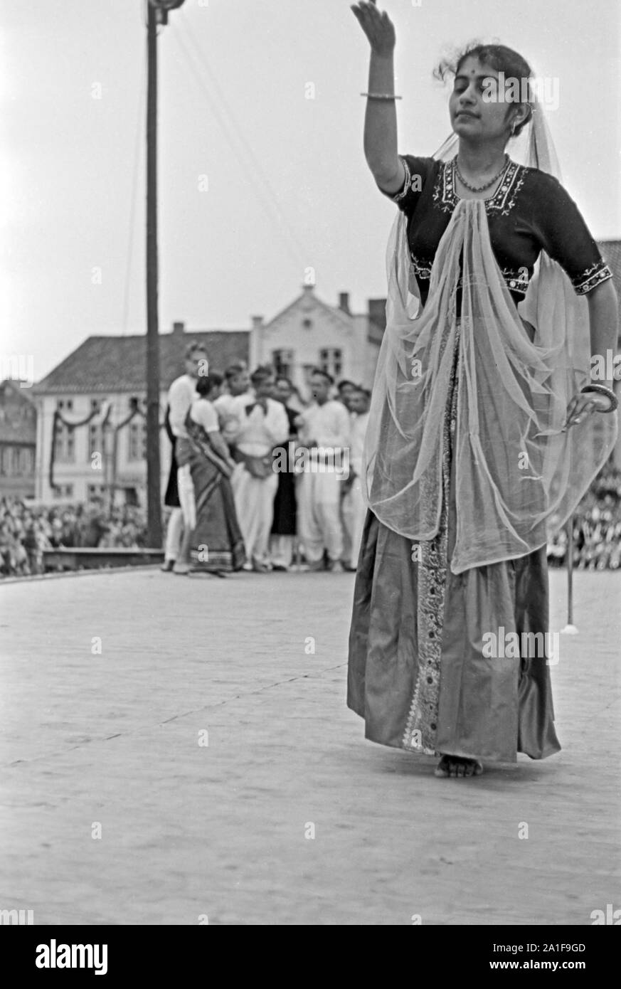 Orientalischer Volkstanz beim Volksfest, Schleswig-Holstein, Allemagne, années 1960 er Jahre. Danse folklorique oriental à la Volksfest, Schleswig-Holstein, Allemagne, 1960. Banque D'Images