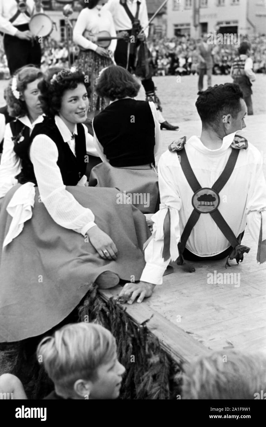 Dans Trachtenkleidung Frauen beim Volksfest, Schleswig-Holstein, Allemagne, années 1960 er Jahren. Les femmes en costume national à la Volksfest, Schleswig-Holstein, Allemagne, 1960. Banque D'Images