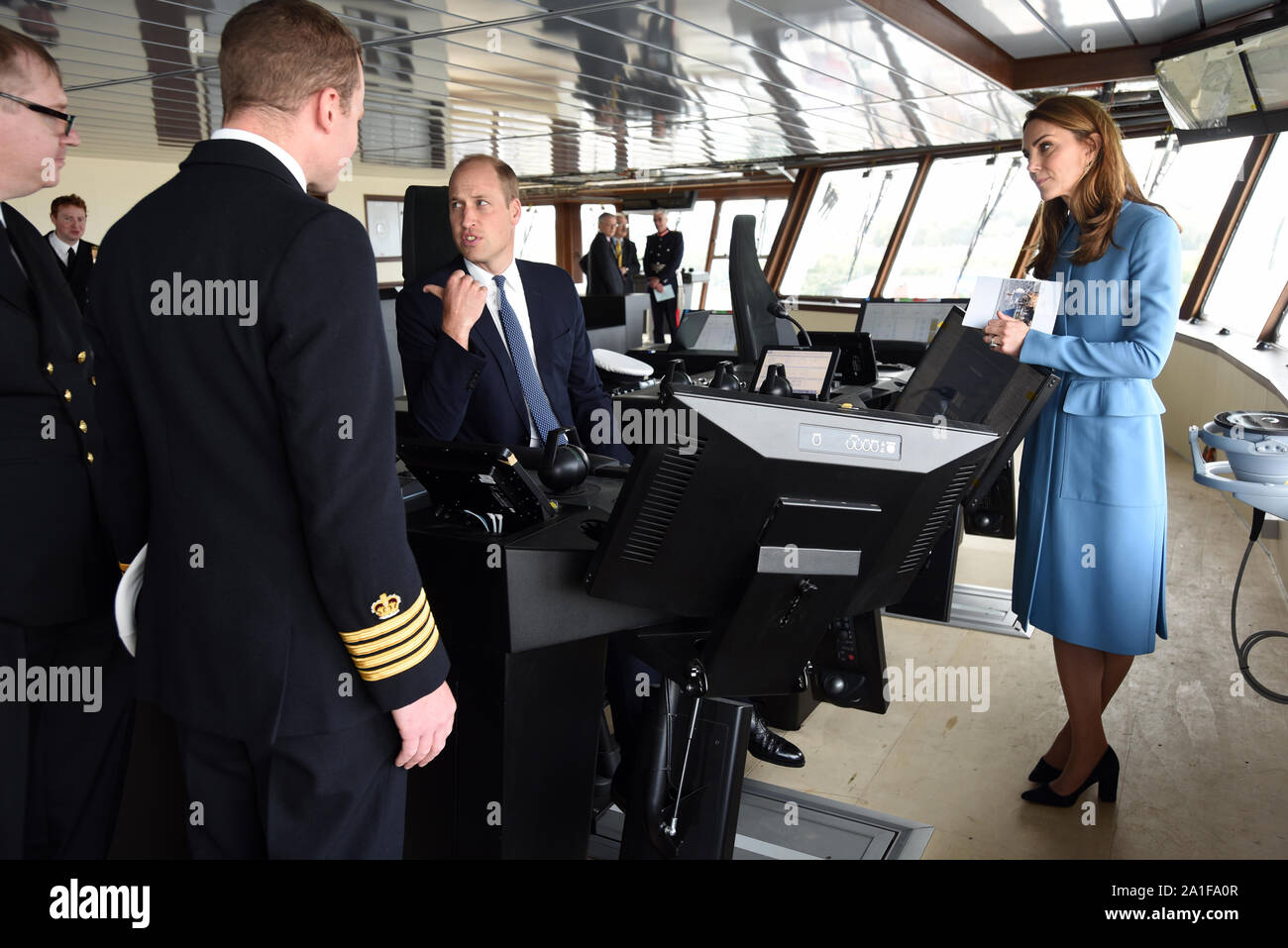 Le duc et la duchesse de Cambridge sur le pont de la RRS David Attenborough, au cours de la cérémonie de baptême du navire de recherche polaire, dont le public a voté pour appeler Jhaampe McBoatface, au chantier naval Cammell Laird à Birkenhead, Merseyside. Banque D'Images