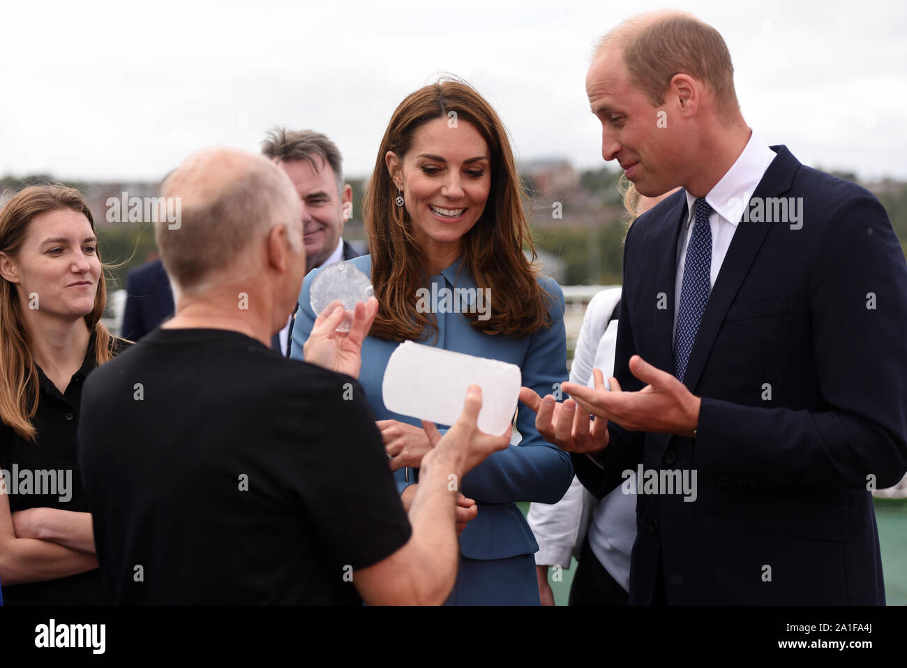Le duc et la duchesse de Cambridge et Sir David Attenborough sont montré une carotte de glace de l'Antarctique au cours de la cérémonie de baptême du navire de recherche polaire, dont le public a voté pour appeler Jhaampe McBoatface, au chantier naval Cammell Laird à Birkenhead, Merseyside. Banque D'Images