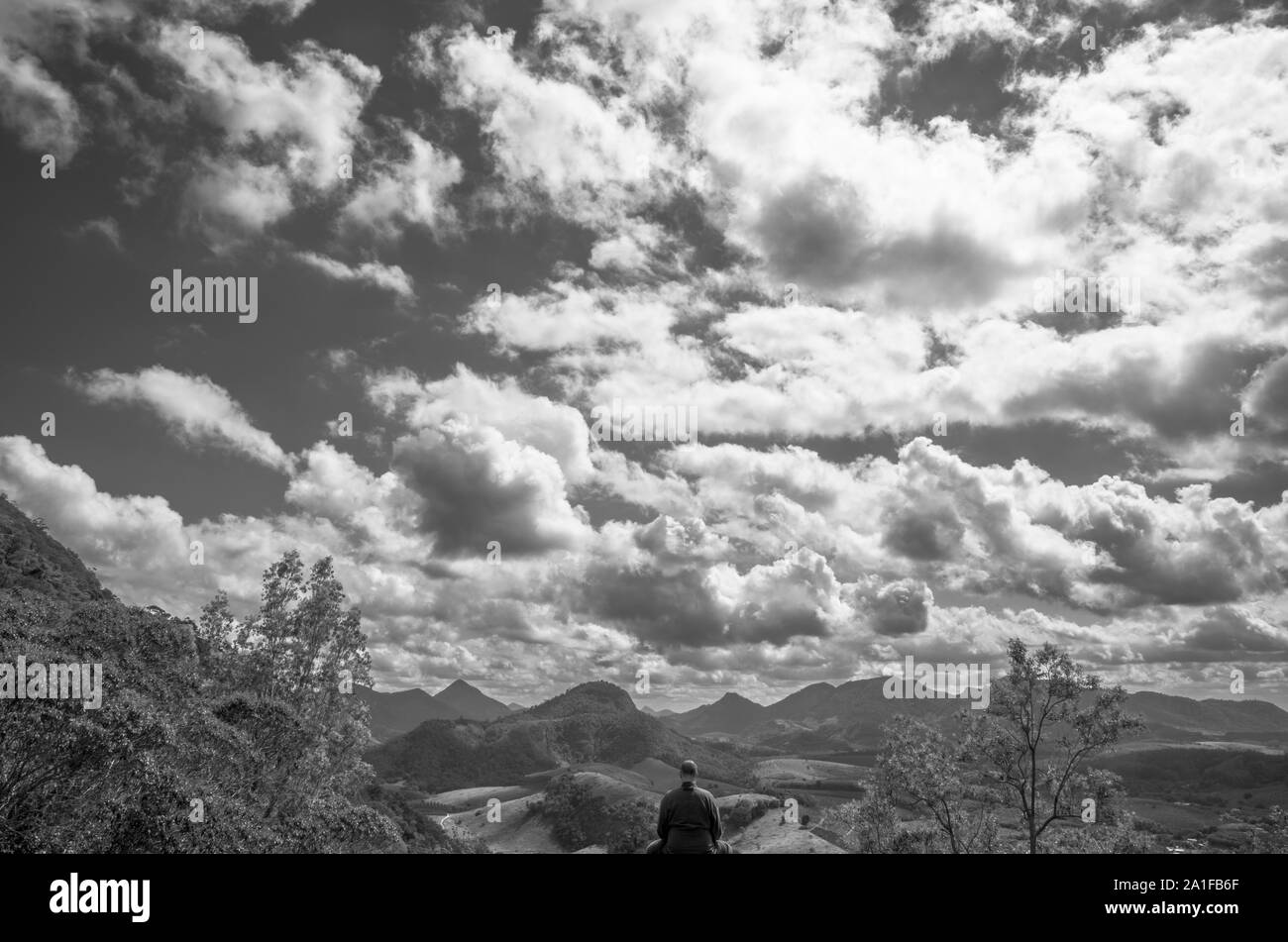 Moine méditant parmi les montagnes Banque D'Images