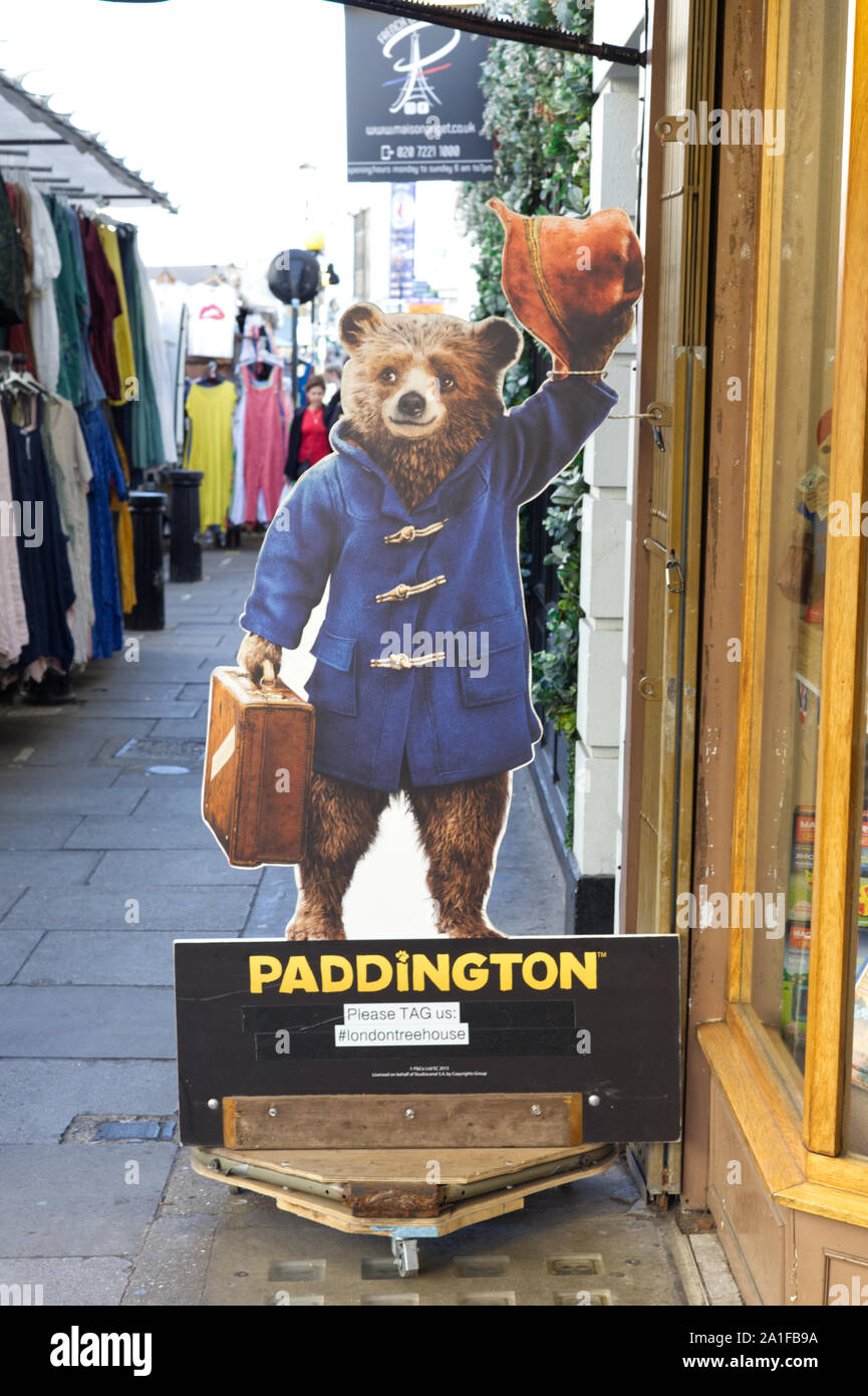 Découper le carton de l'ours Paddington Banque D'Images