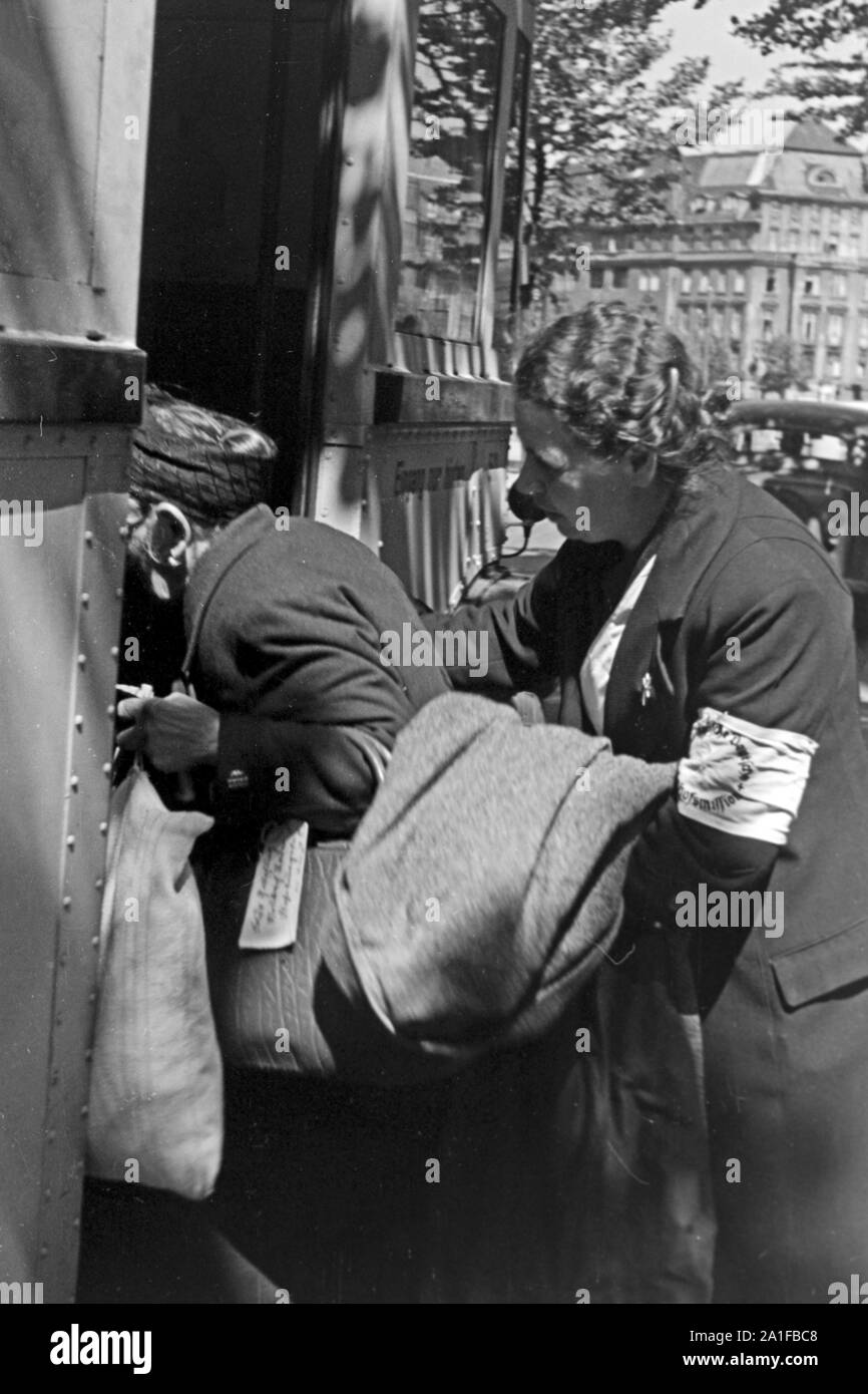 Bahnhofsmission hilft auch noch Die vier Jahre nach Kriegsende bei einer Familienzusammführung à Berlin, Deutschland 1949. Quatre ans après la fin de la SECONDE GUERRE MONDIALE Le Bahnhofsmission service social contribue à apporter aux familles de se réunir à Berlin, Allemagne 1949. Banque D'Images