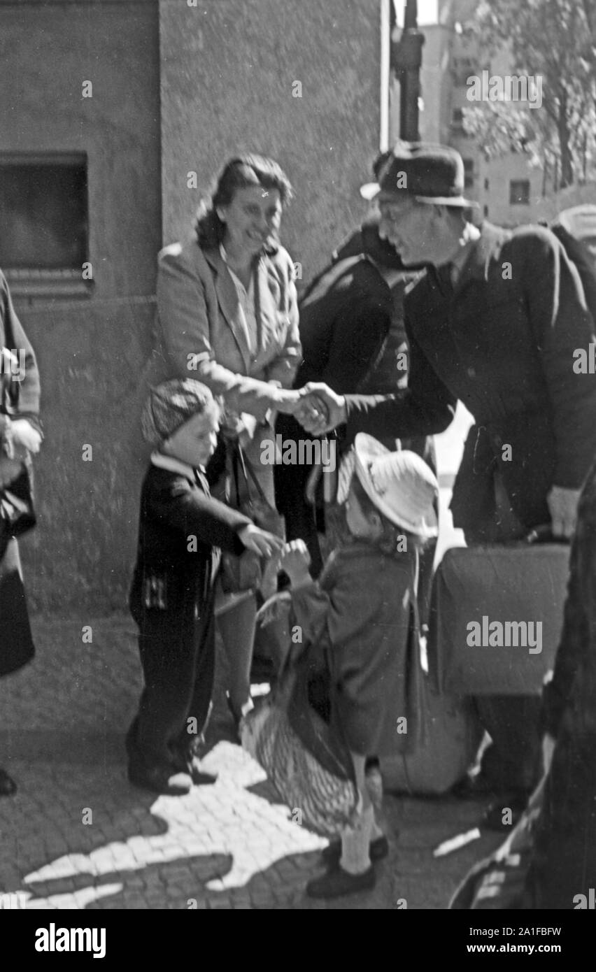 Bahnhofsmission hilft auch noch Die vier Jahre nach Kriegsende bei einer Familienzusammführung à Berlin, Deutschland 1949. Quatre ans après la fin de la SECONDE GUERRE MONDIALE Le Bahnhofsmission service social contribue à apporter aux familles de se réunir à Berlin, Allemagne 1949. Banque D'Images